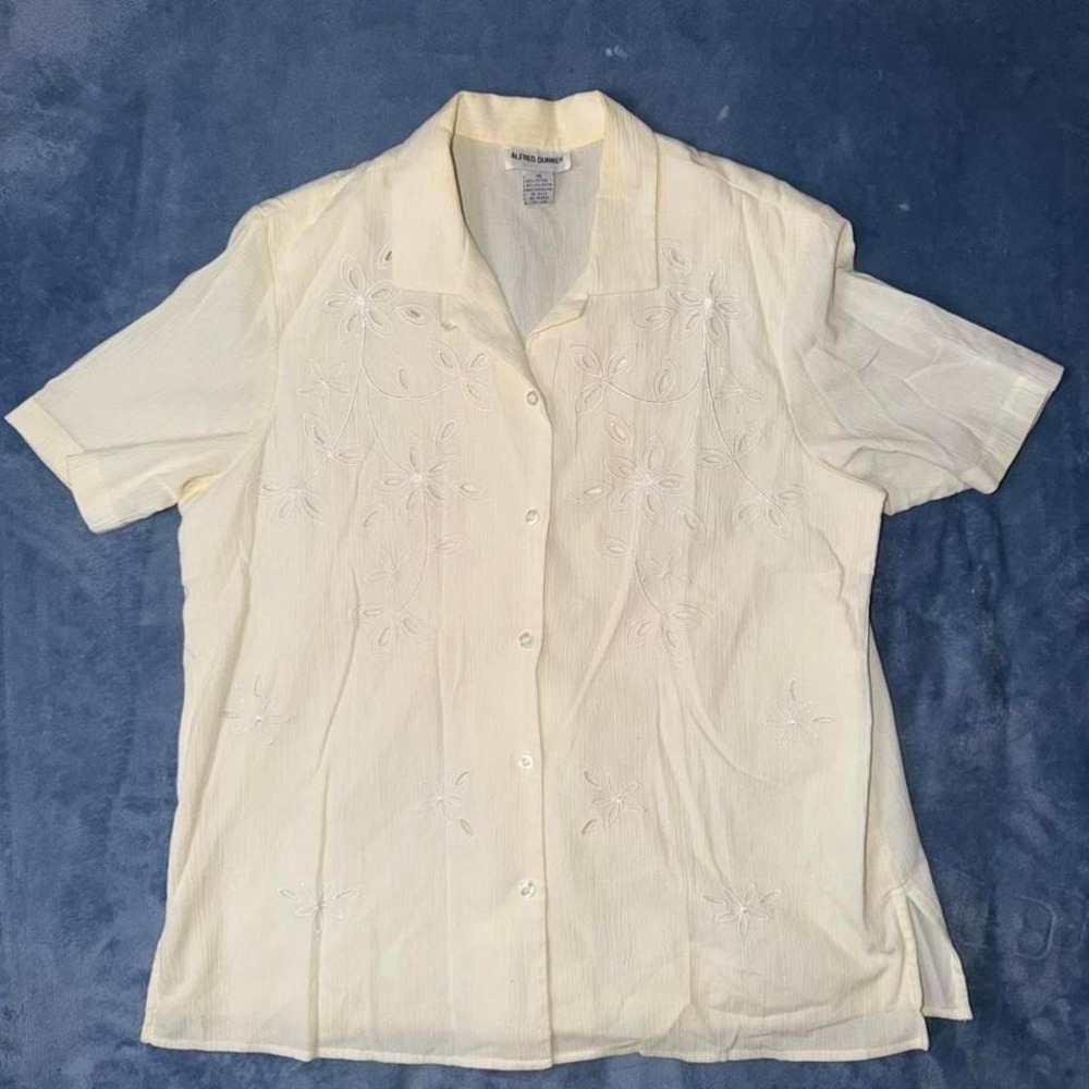 Vintage Alfred‎ Dunner cream blouse with embroidered flowers. Size: 16